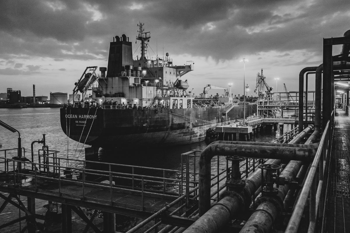 Панорама Дубая и рыночные данные — структурная устойчивость ОАЭ 2026